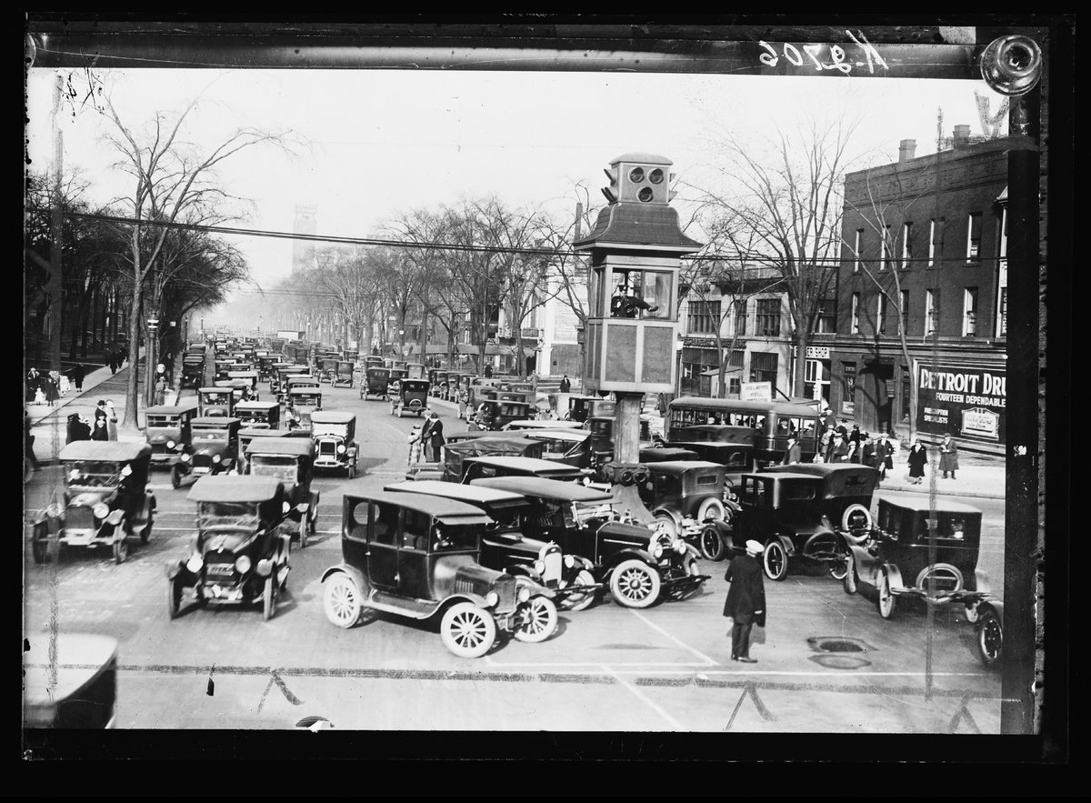 A traffic tower includes a traffic signal and a policeman directing traffic in Detroit, Michigan; Detroit Publishing Company photograph collection (Library of Congress)(public domain).